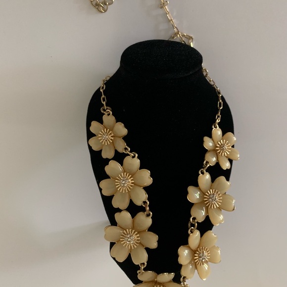 Flowers with Center Gold Pistil Style Ovary Round Clear Quartz Crystal Necklace - Picture 1 of 10
